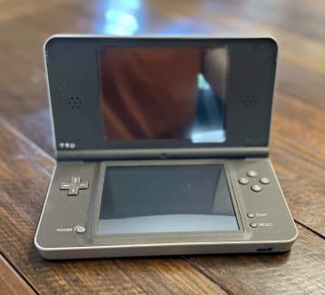 Nintendo DSI XL IN GREAT CON. NO SCRATCHES LIKE NEW WITH CHARGER & 510  GAMES 