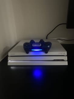 Ps4 white deals 2 controllers