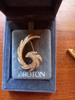 Oroton brooch discount