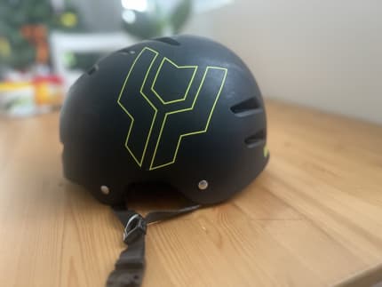 Kids helmet outlet rebel