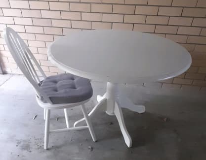 white circular kitchen table and chairs