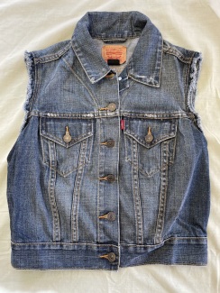 womens levis vest