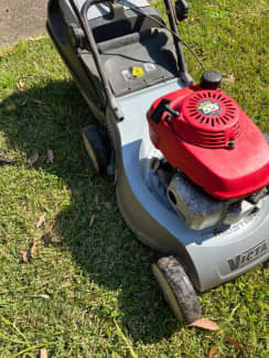 HONDA GXV160 lawn mower and catcher on Solid VICTA MUSTANG base