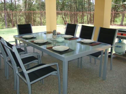 Outdoor dining table discount gumtree