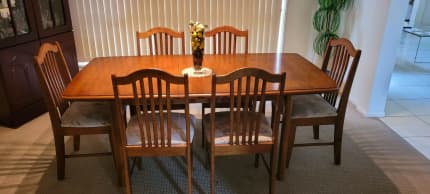 bunting dining table