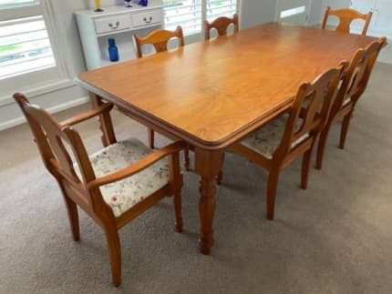 thomasville dining table with 6 chairs