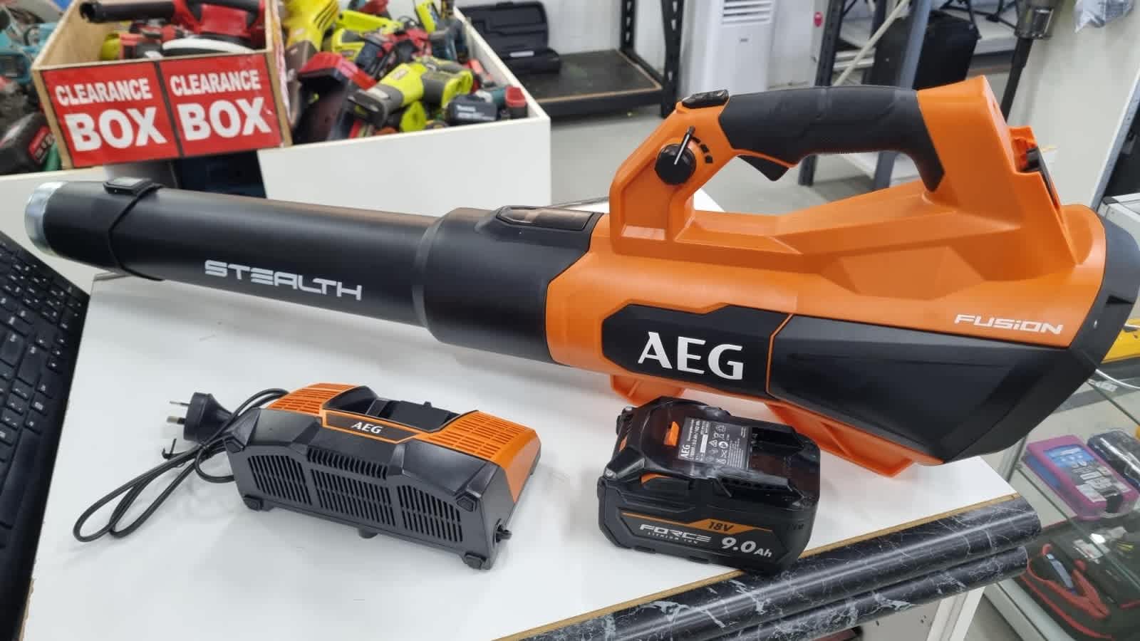 AEG Fusion Stealth Blower with Battery kit Power Tools in Gray NT
