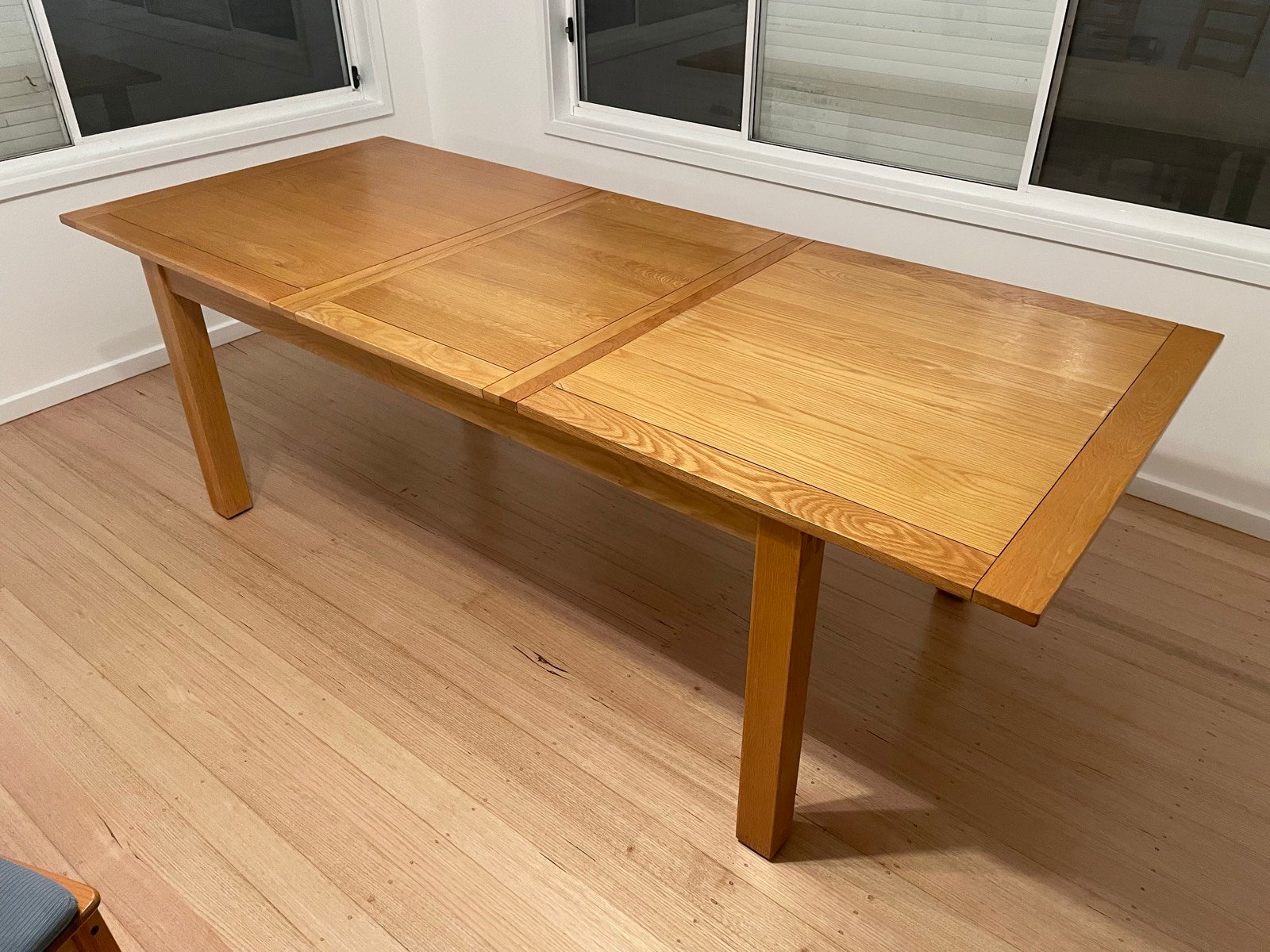 Solid Timber Extendable Dining Table Chairs (with Cushions