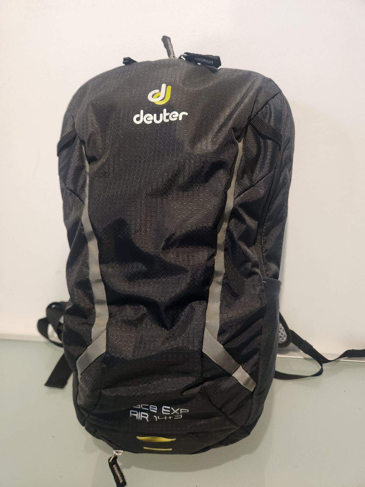 Deuter Race EXP AIR 14+3 ブラック Deuter Race EXP Air 14+3 Review - gritandgearonline.com