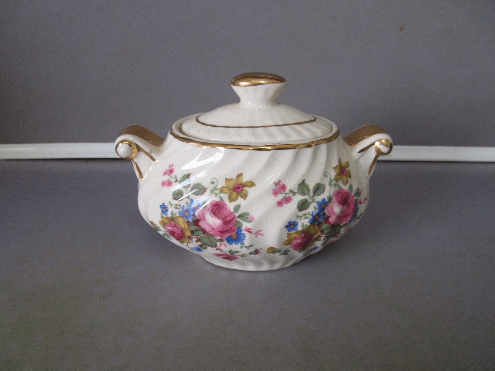 VINTAGE 1930S ENGLISH ARTHUR WOOD FLORAL LIDDED