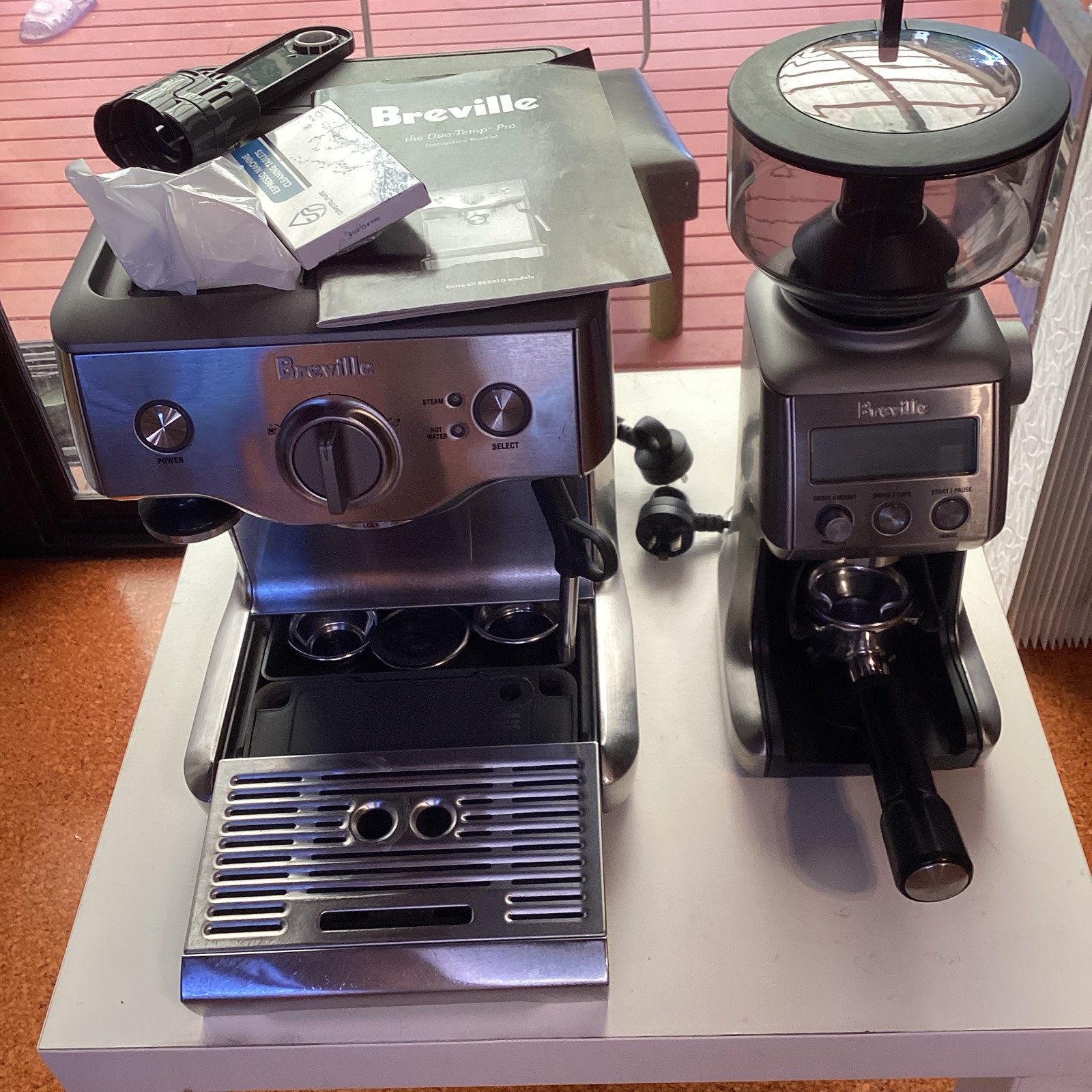 Breville BES 810 coffee machine and BCG820 Pro grinder for sale