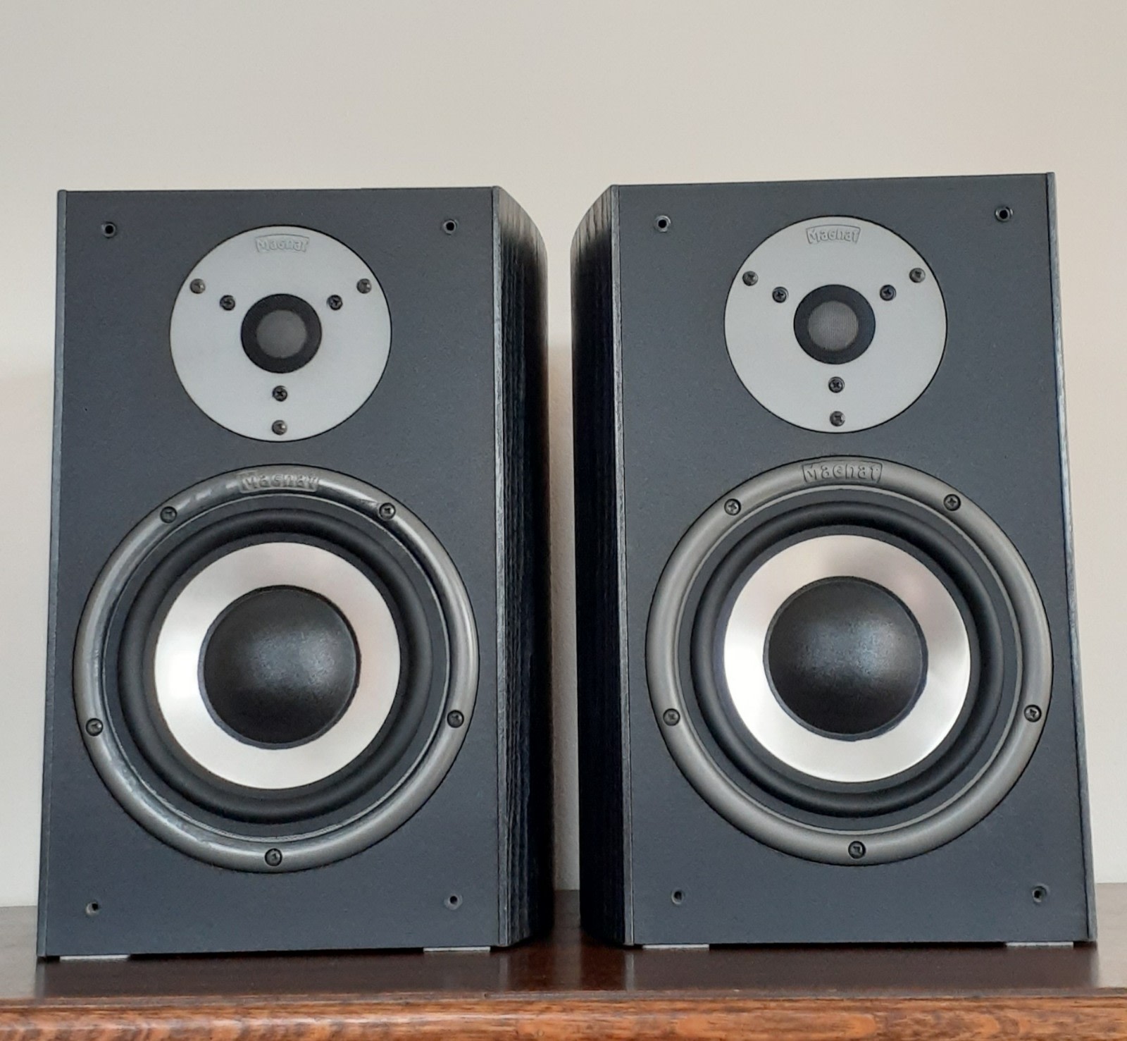 Magnat Vintage 310 Bookshelf/Standmount Speakers Speakers in
