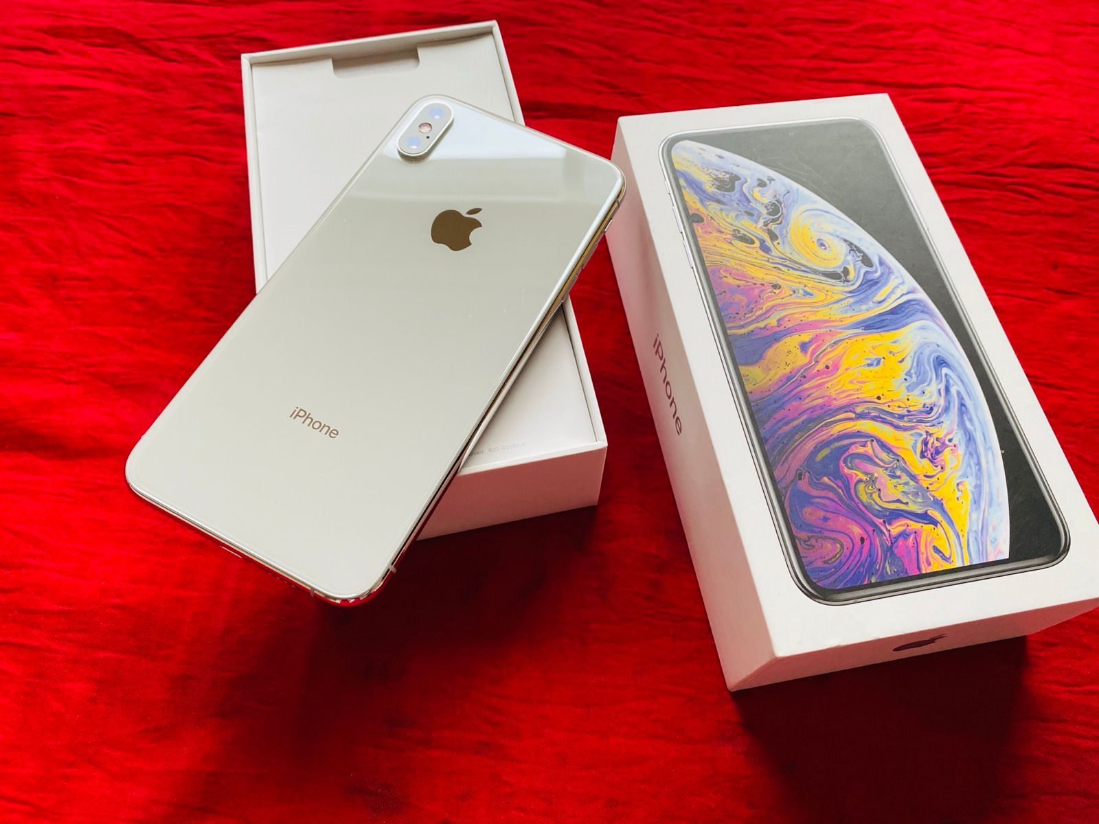 【最終値下げ！】iPhone Xs Silver 64 GB docomo 最終値下げ！】iPhone Xs Silver 64 GB docomo