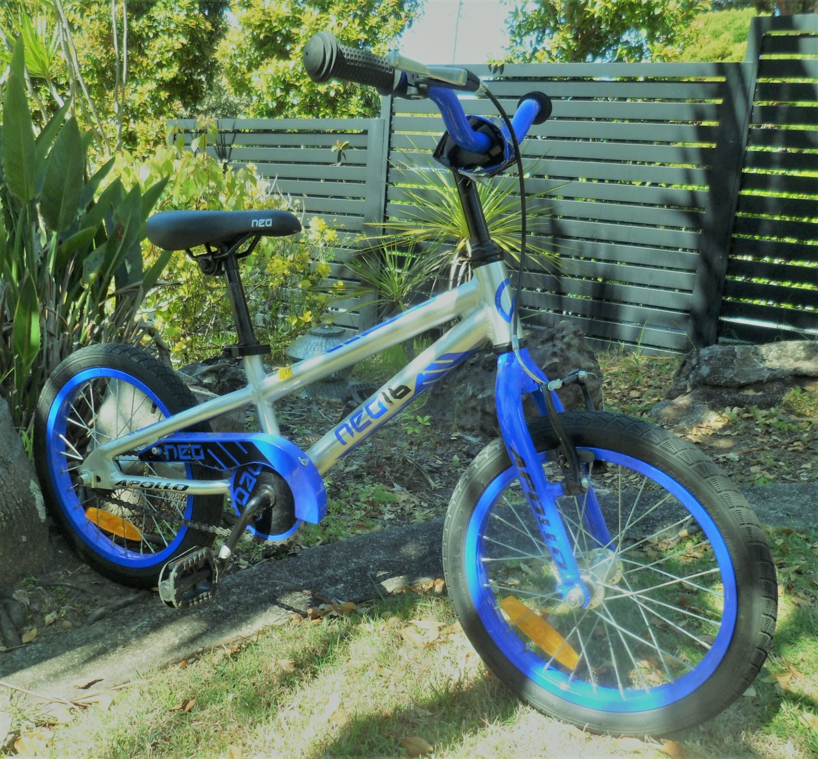 Apollo Neo Apollo Bike Blue APPOLLO NEO 16 Kids Bike Brushed Alloy