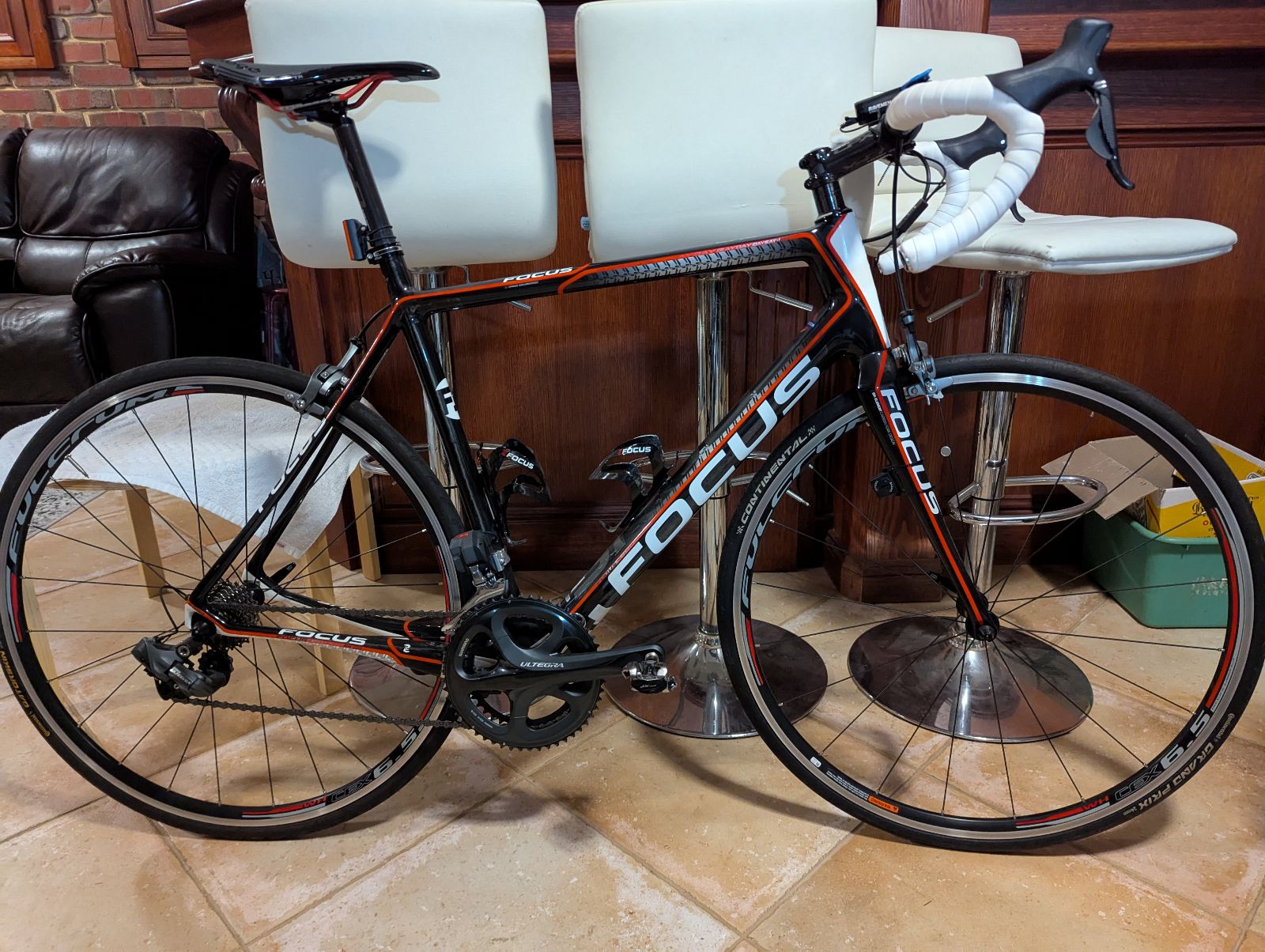 自転車本体 FOCUS CAYO ULTEGRA Used Focus Cayo, 11-spd Shimano Ultegra, Carbon Road Bike
