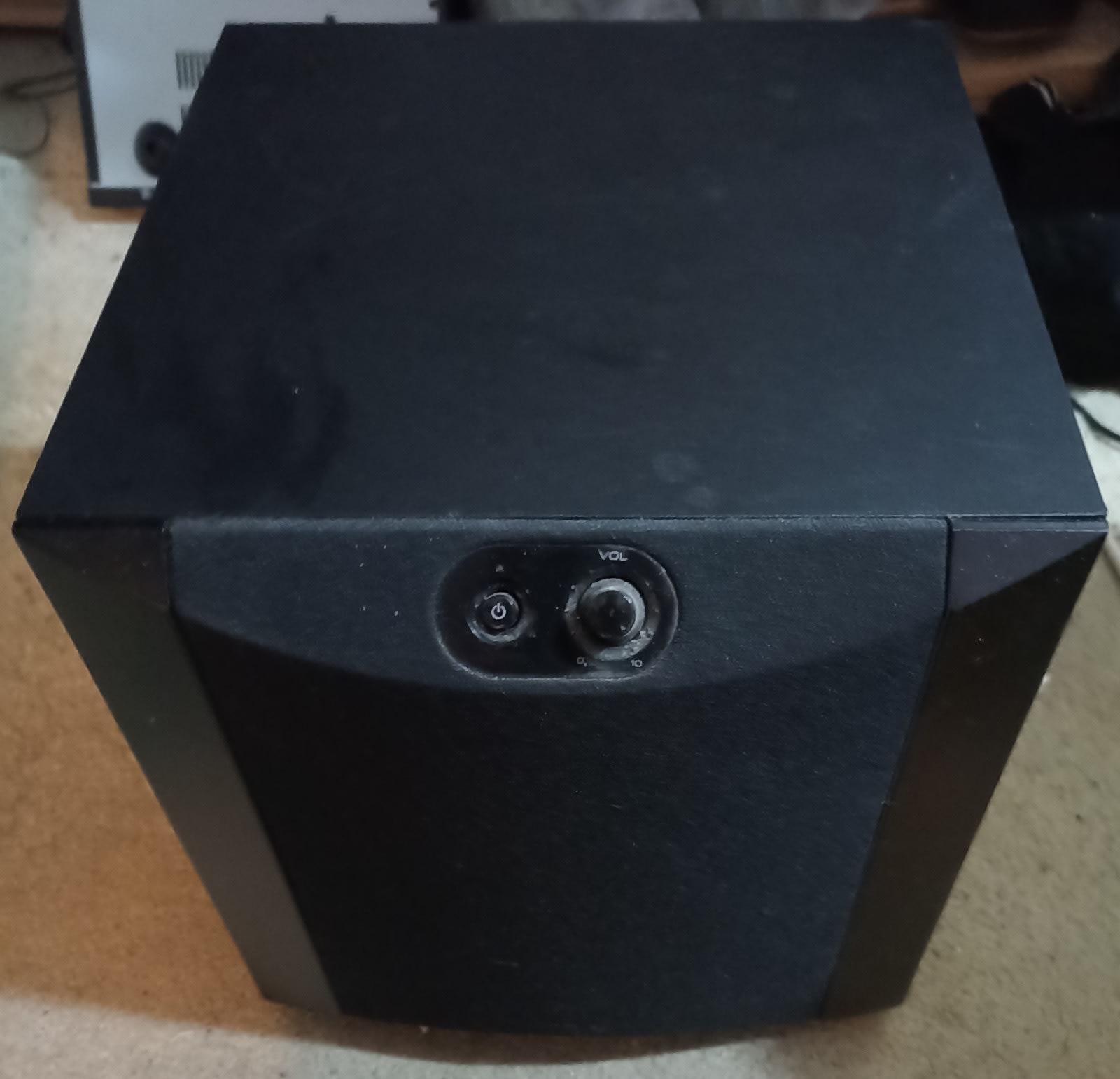 Subwoofer Yamaha NS-SW200 - Tecnologia YST II, Porta Twisted Flare, 130W, Finitura Piano Black