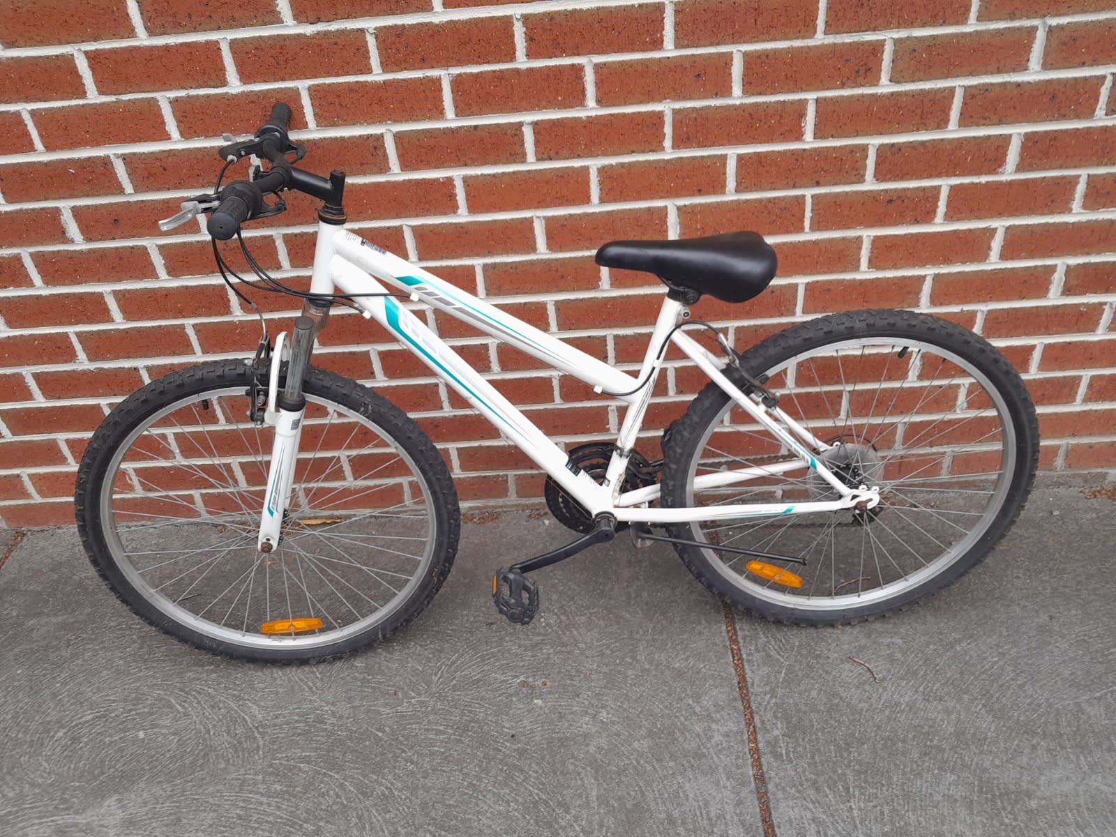 LADIES MOUNTAIN BIKE 21 SPEED 26 TYRES BICYCLE FRONT SHOX MALVERN