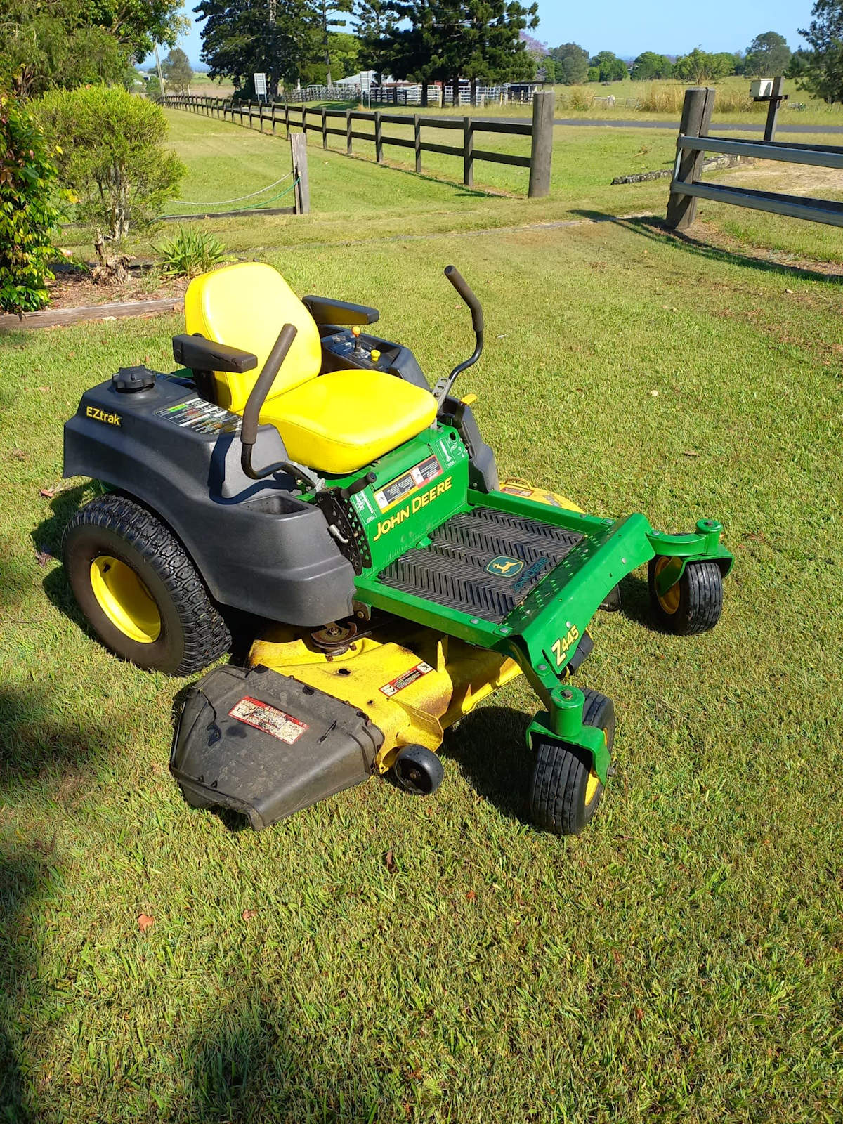 Zero Turn Mower John Deere Z445 Lawn Mowers in Maclean