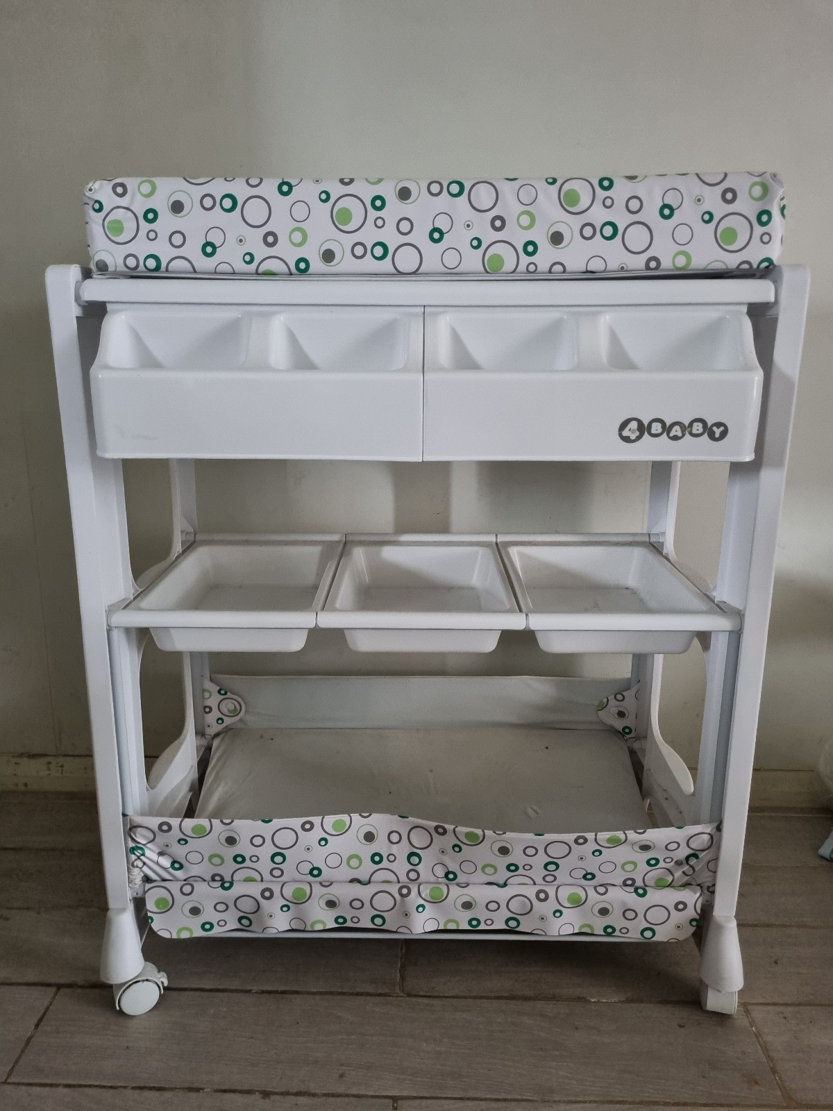 Baby bath changing Table in Parramatta Baths in Parramatta NSW
