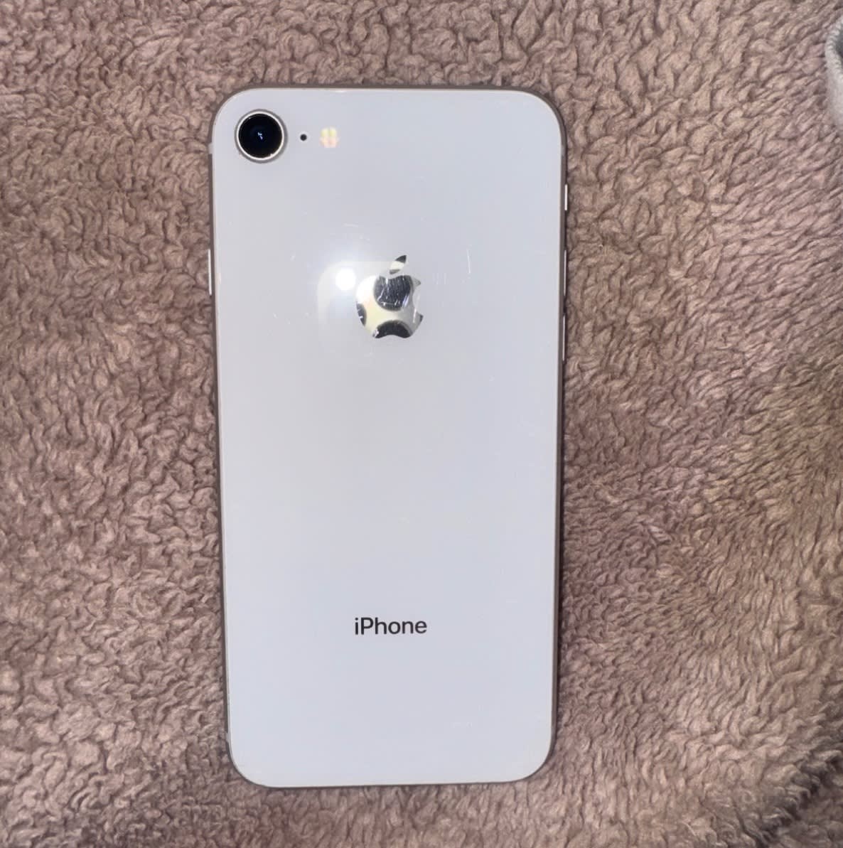 Apple「iPhone 8」64GB シルバー au
