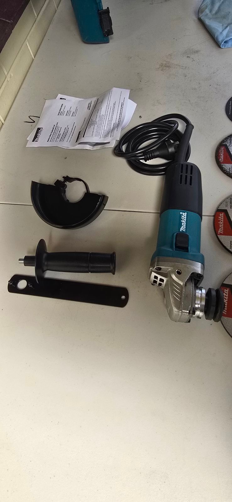 Makita 710W 125mm Angle Grinder 9555HNKX Power Tools in