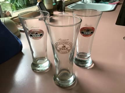 2 X NEW FOSTERS PINT GLASSES WITH GOLD LOGO Man Cave 