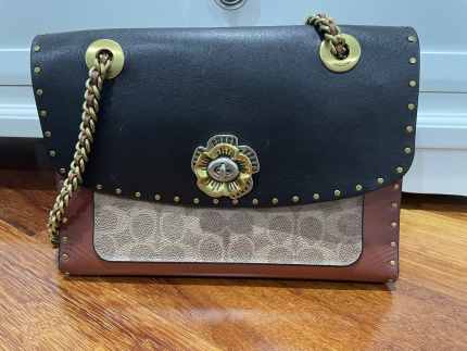 harga wristlet coach original