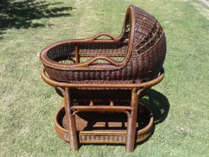 Antique wicker bassinet clearance mattress