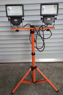 Arlec 1000W Halogen Worklight With Tripod - Bunnings Australia