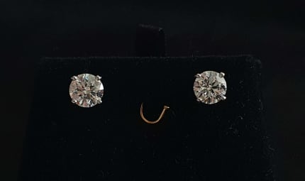 Gumtree best sale diamond earrings