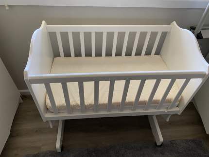 Boori best sale rocking bassinet