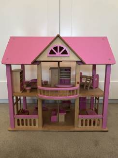 Wooden dolls house best sale gumtree