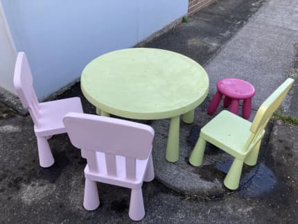 Kids table and on sale chairs gumtree