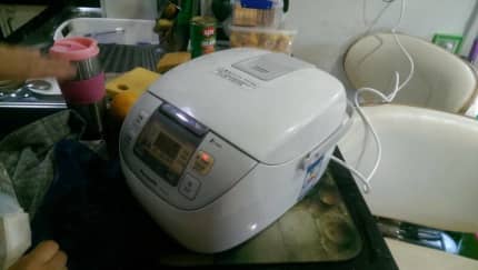 Panasonic SR-DE103 5-Cup Fuzzy Logic Rice Cooker 