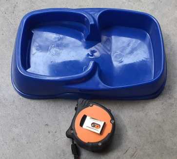 CHEAP blue plastic food tray for cat, like NEW, Carlton pickup