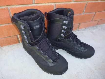 Salomon Mens Goretex hiking boots, size 11.5 US, Brand new in box