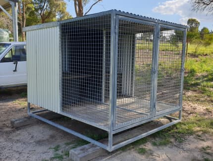 Off the ground outlet dog pens