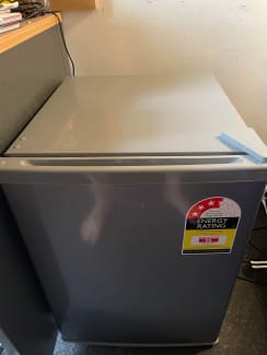 essentials cuf55s19 undercounter freezer silver