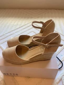 Betts hot sale nude wedges