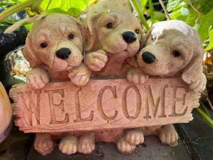 Welcome Three Dogs Garden Statue Ornament