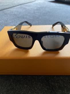 Louis Vuitton LV Link Square Sunglasses Black Acetate. Size E
