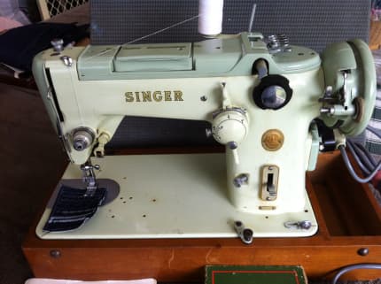 Universal DeLuxe zig zag sewing machine, Wow - a really swe…