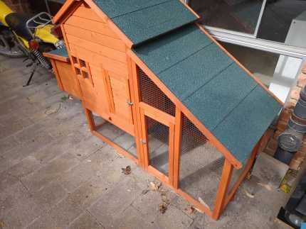 text only   chicken coop  with extras
