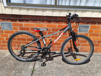 Giant 24 inch mountain clearance bike 2018