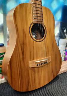 Gumtree left on sale handed guitar