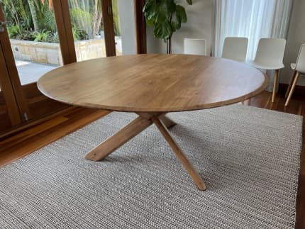 freedom axel dining table