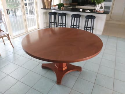 round dining table used