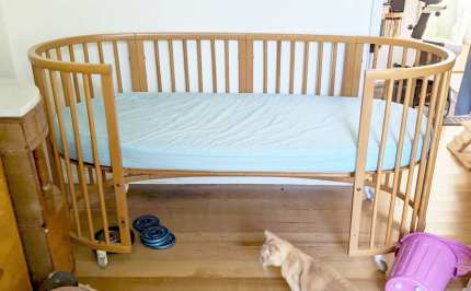 Gumtree stokke cot best sale