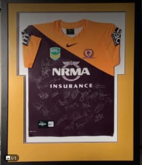 BRISBANE BRONCOS: Brisbane Broncos jersey with 22 signatures (framed  91x108cm); 2002 newspaper photo with 11