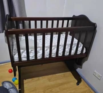 Boori rocking outlet bassinet